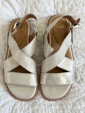 EUC Sofft Nadia Platino Metallic Light Gold Leather Sandal Buckle Strap Flat 8.5